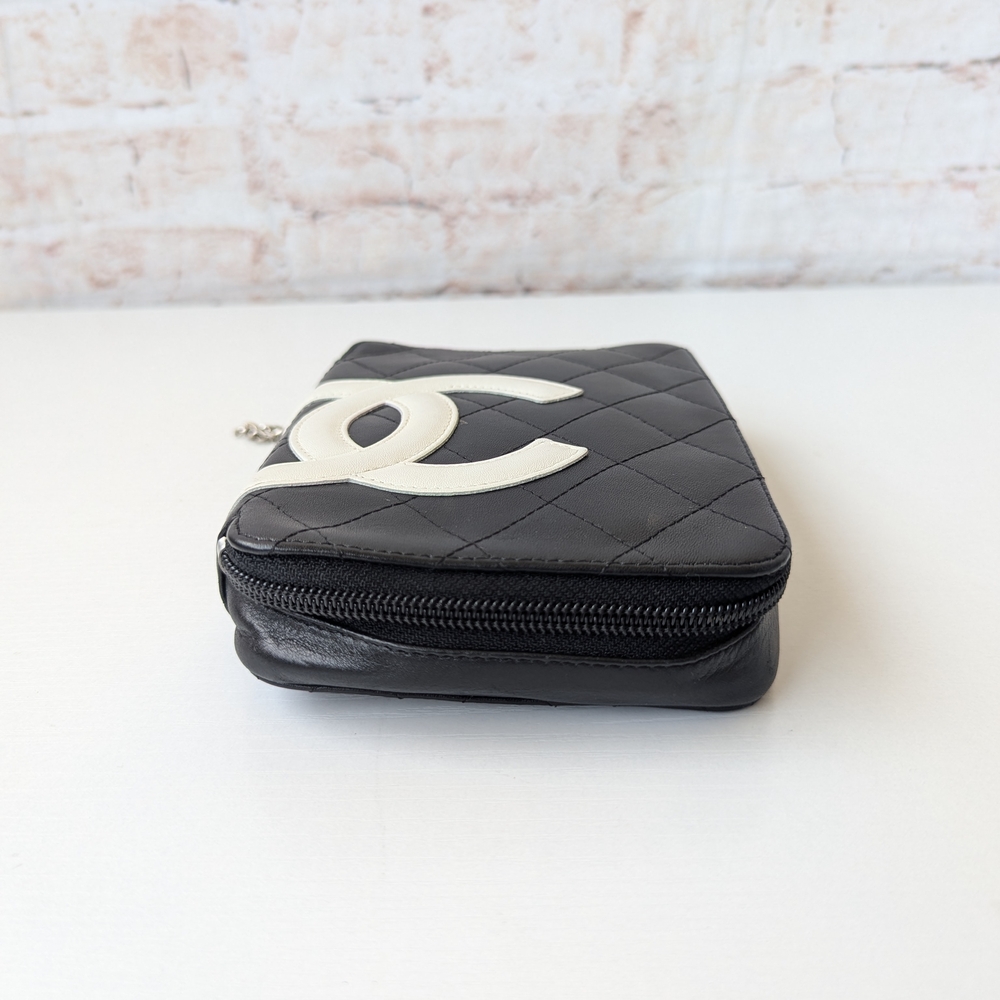 CHANEL Black and White Quilted Clutch - Picture 5 of 15